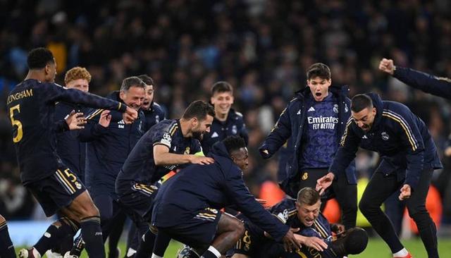 包含荷甲今晨走向成谜；曼城战术微调；气氛紧张；数据趋势出现新变化的词条